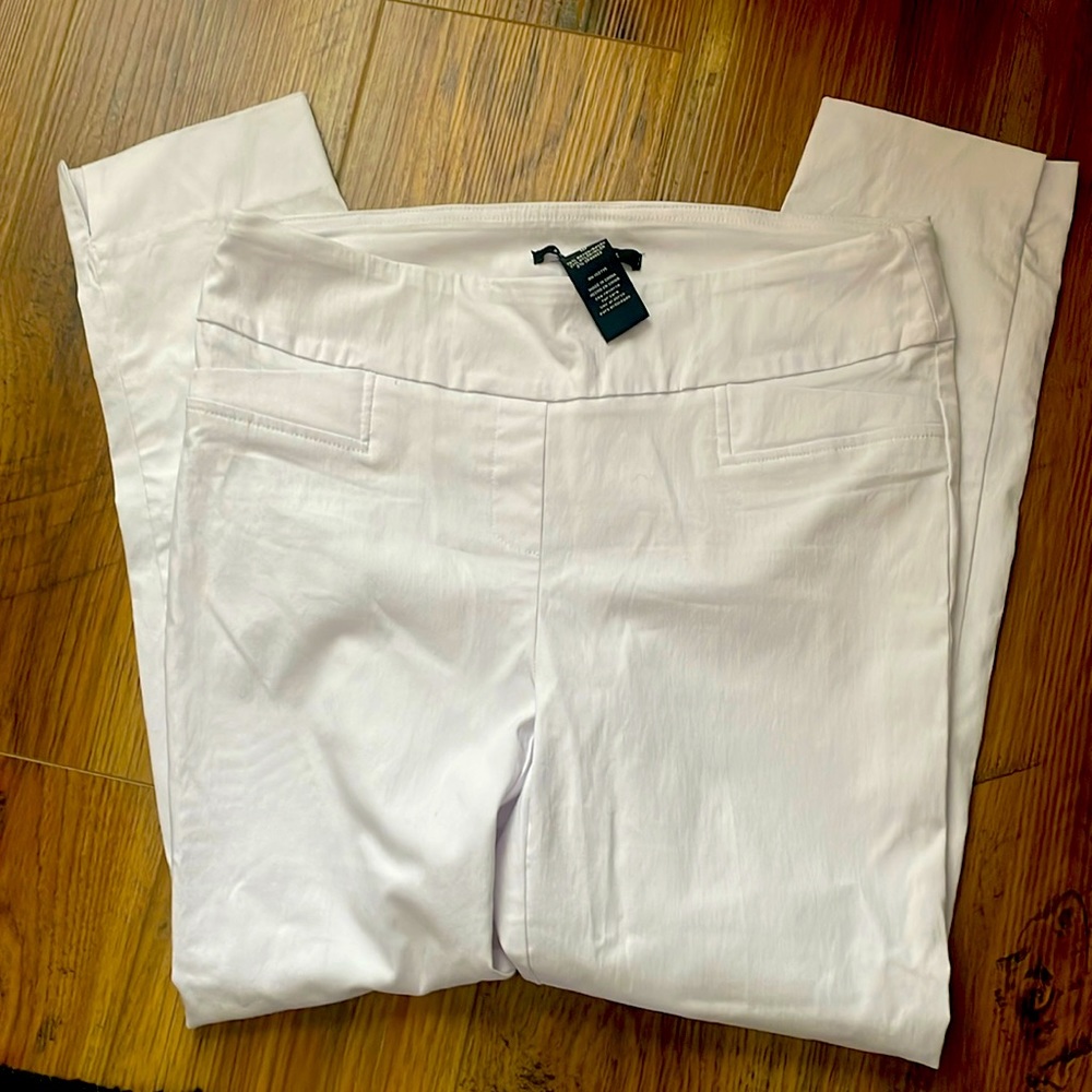 White Pants. New without tags- Zac & Rachel